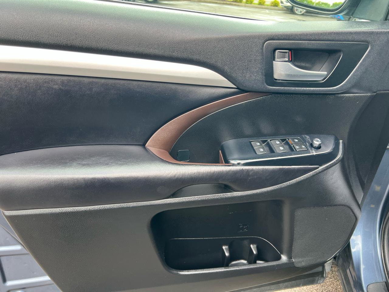 Used 2019 Toyota Highlander XLE AWD/4WD image 11