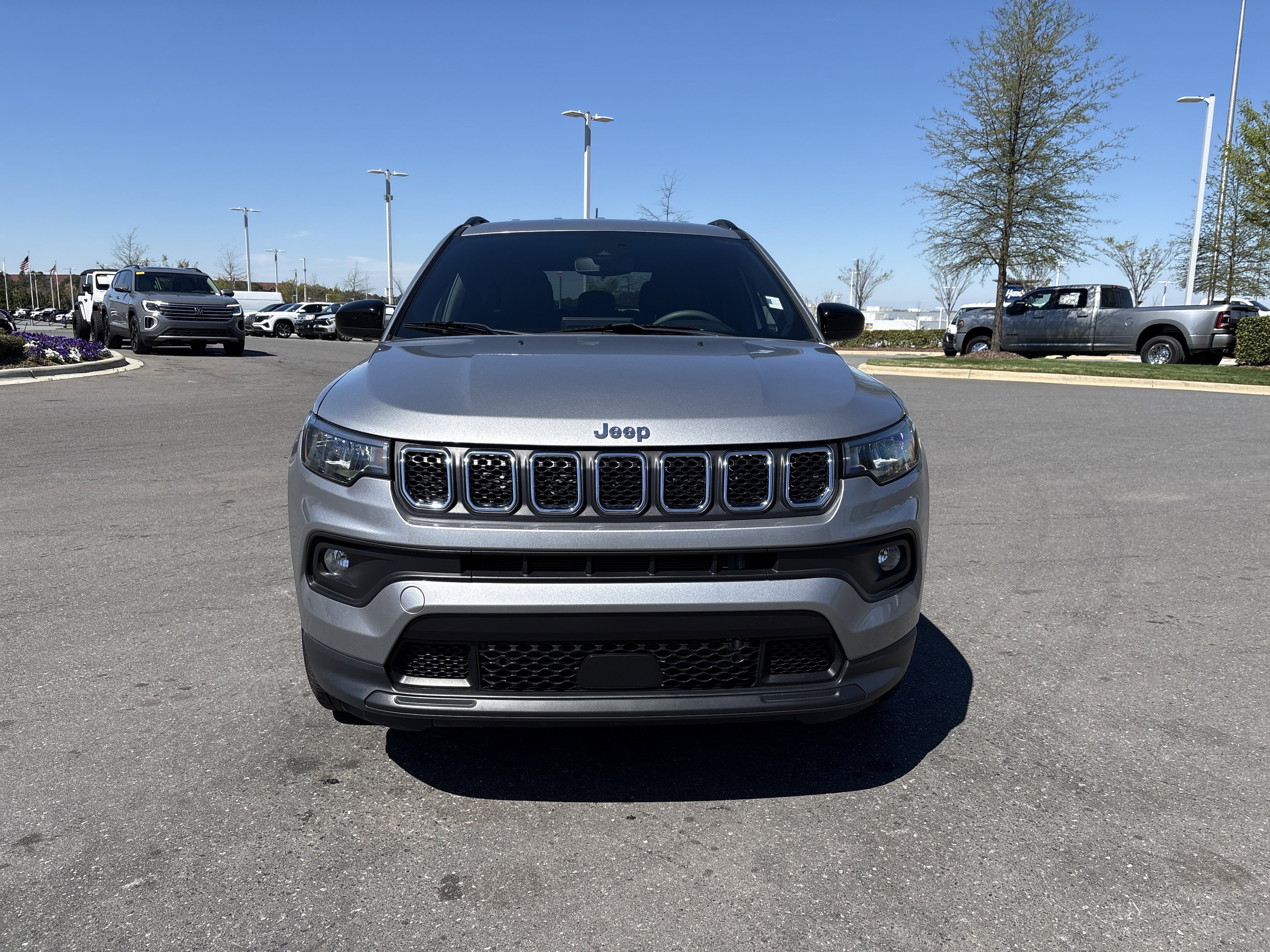 Used 2023 Jeep Compass Latitude image 3