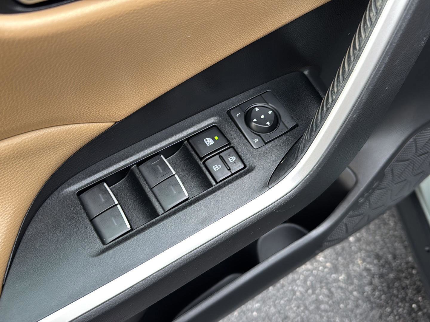 Used 2023 Toyota RAV4 XLE Premium image 28