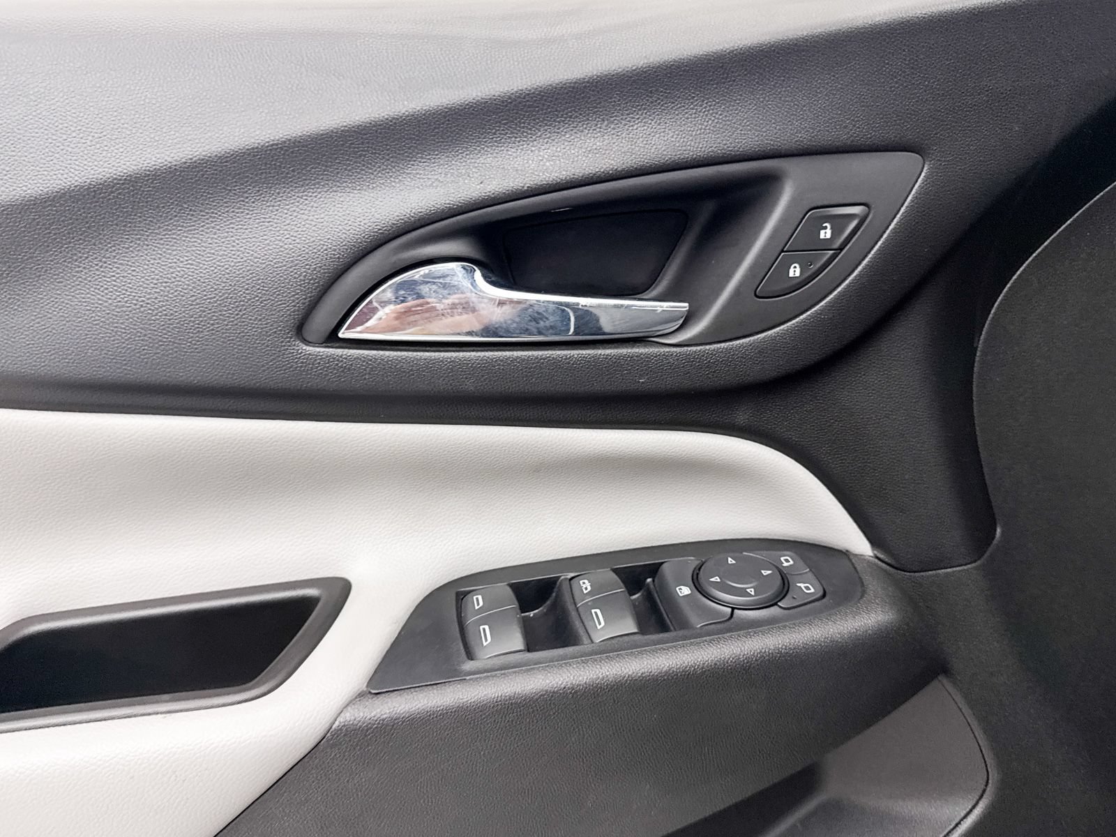 Used 2020 Chevrolet Equinox LT FWD image 23