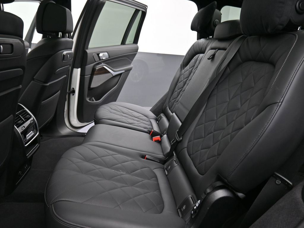 Used 2025 BMW X7 xDrive40i image 16
