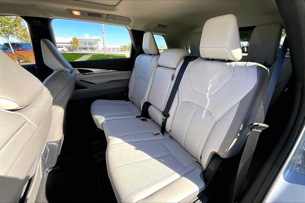 Certified 2027 INFINITI QX60 Luxe w/ Cargo Package AWD/4WD image 32