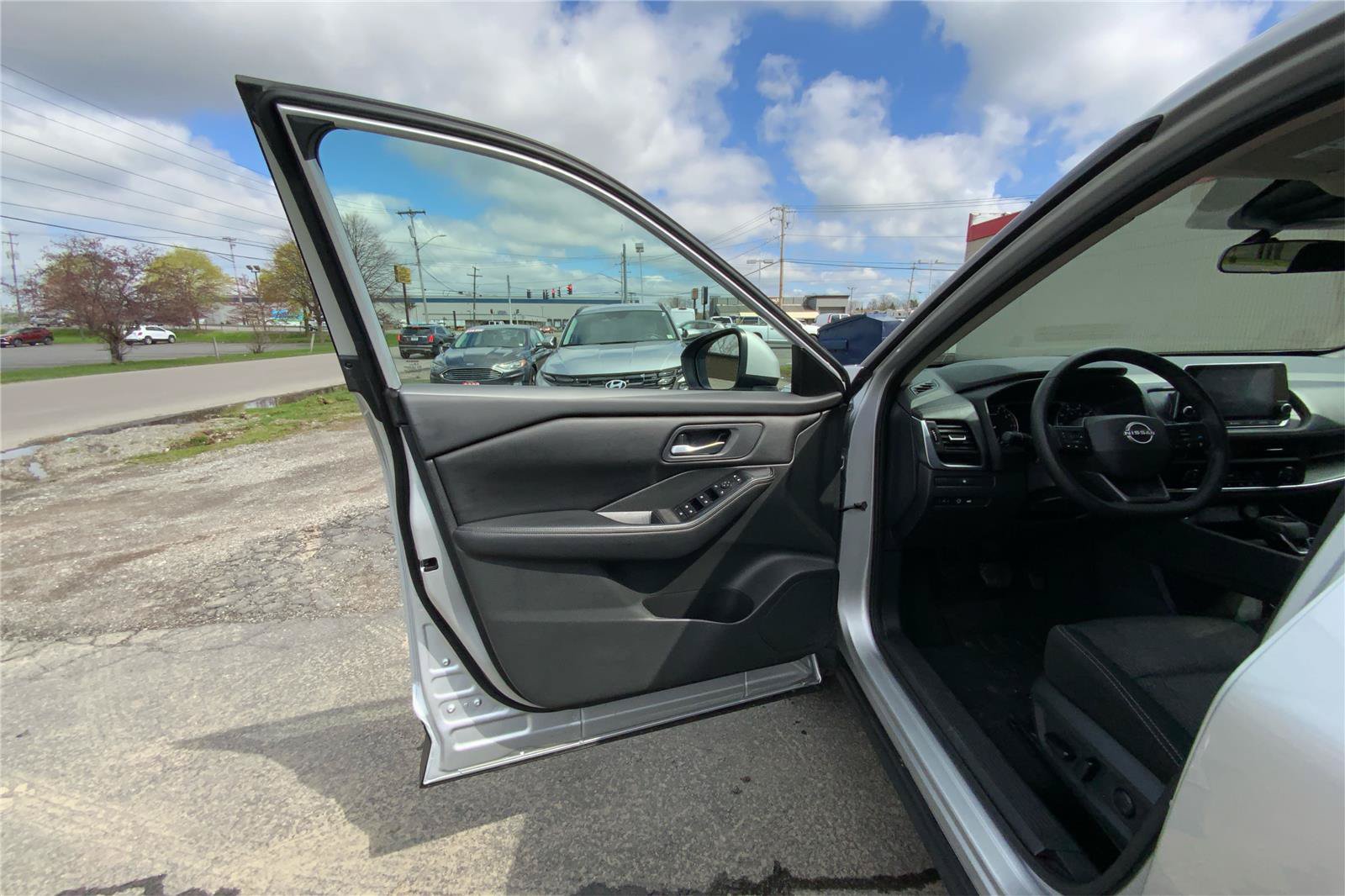 Used 2025 Nissan Rogue SV AWD/4WD image 19