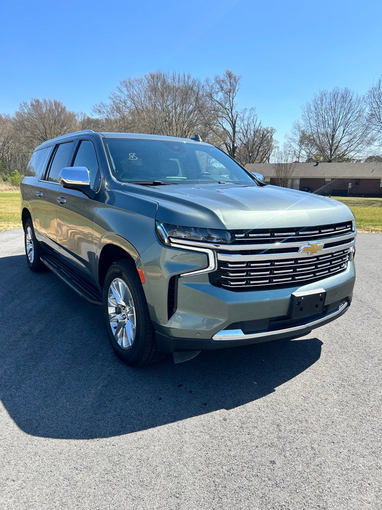 Used 2023 Chevrolet Suburban Premier image 3