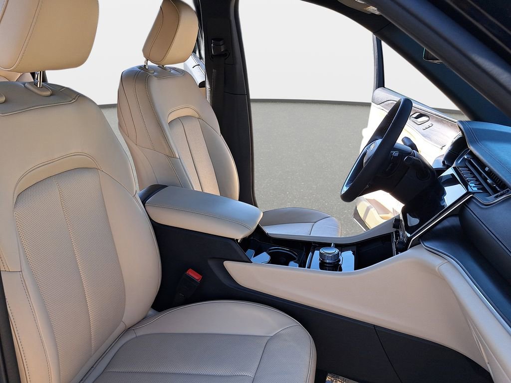 Certified 2023 Jeep Grand Cherokee Limited w/ Luxury Tech Group II AWD/4WD image 10