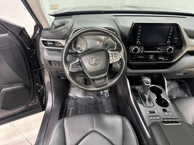 Used 2022 Toyota Highlander XLE AWD/4WD image 15