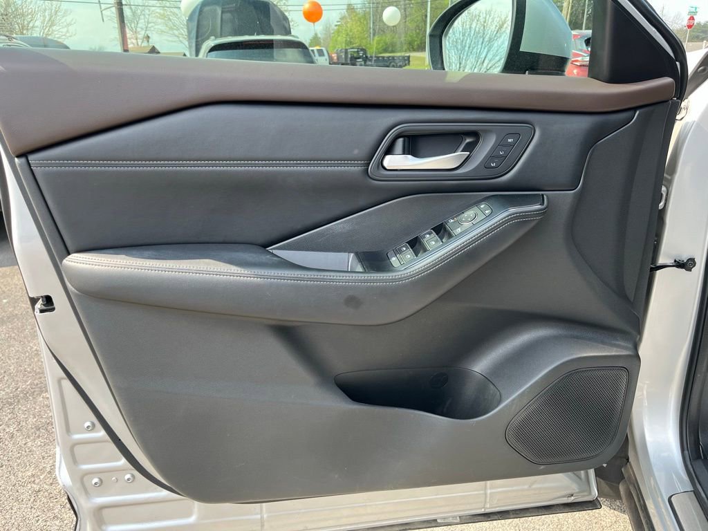 Used 2022 Nissan Rogue SL w/ SL Premium Package image 12