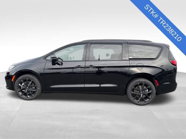 New 2026 Chrysler Pacifica Limited w/ S Appearance Package AWD/4WD image 4