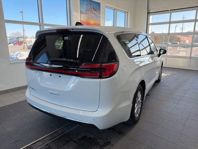 Used 2024 Chrysler Pacifica Touring-L FWD image 5