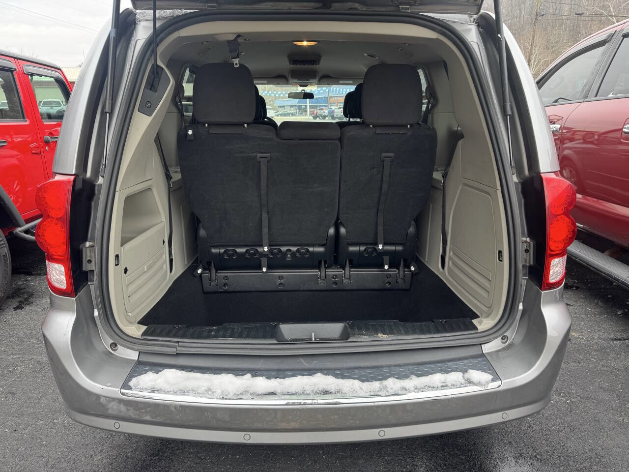 Used 2016 Dodge Grand Caravan SXT w/ Rear Park Assist Package FWD image 5