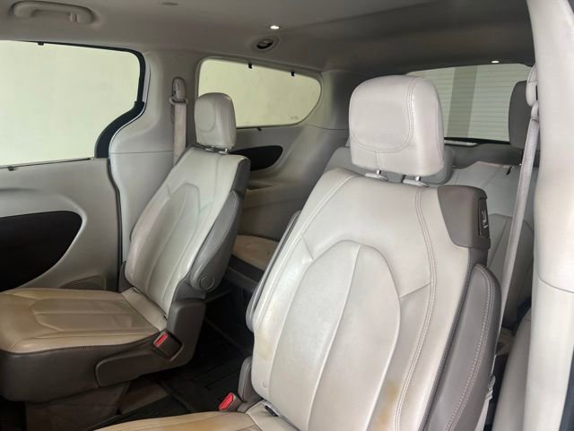 Used 2017 Chrysler Pacifica Touring-L FWD image 11
