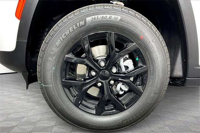 New 2025 Jeep Grand Cherokee Laredo image 13