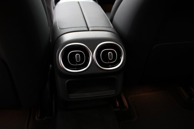 New 2025 Mercedes-Benz GLC 300 4MATIC image 34