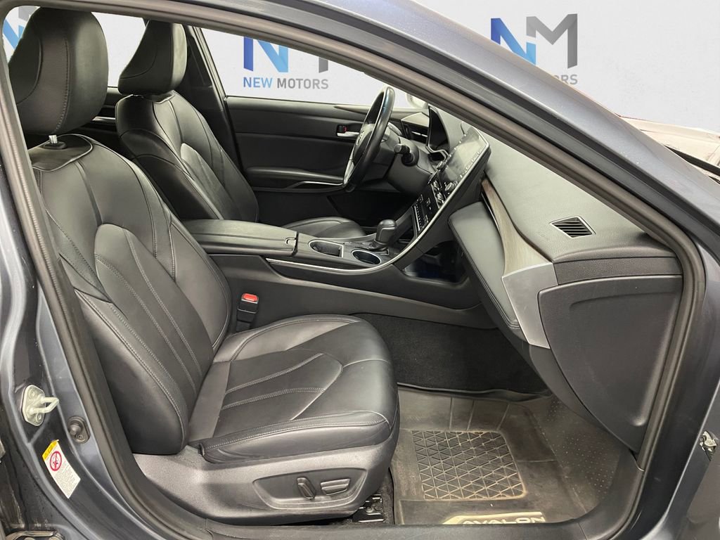 Used 2019 Toyota Avalon XLE w/ Moonroof Package FWD image 13