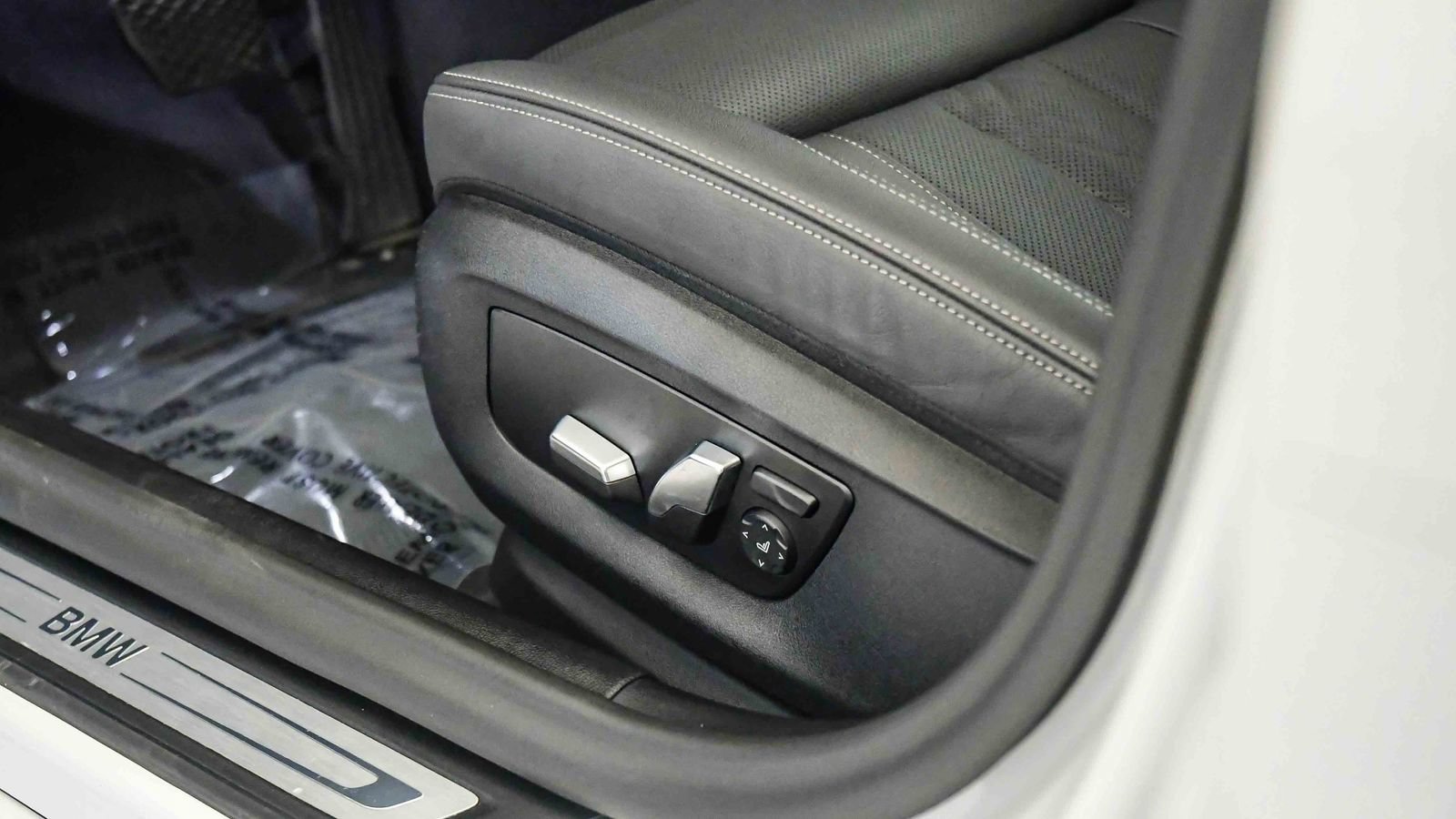 Used 2023 BMW 530i w/ Convenience Package RWD image 23