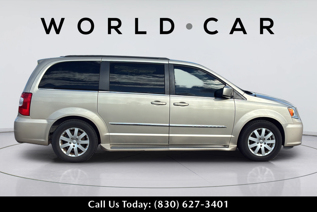 Used 2016 Chrysler Town & Country Touring w/ Trailer Tow Group FWD image 4