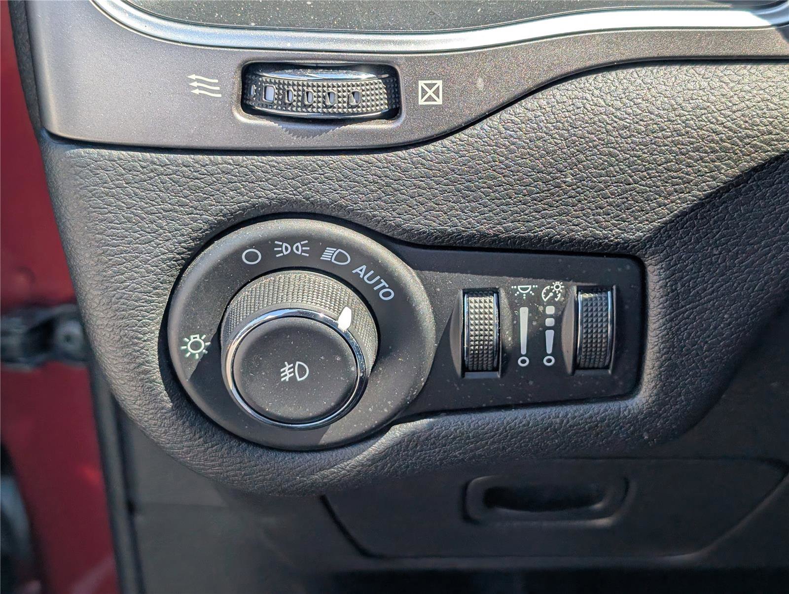 Used 2020 Jeep Cherokee Latitude Plus w/ Cold Weather Group AWD/4WD image 21