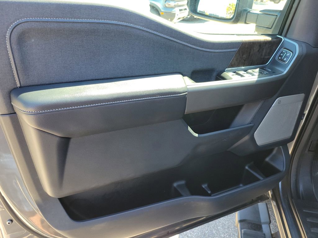 Used 2025 Ford F250 Lariat w/ Black Appearance Package image 14