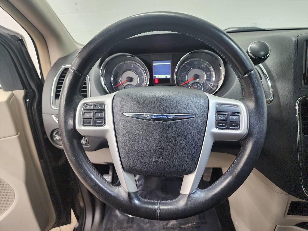 Used 2014 Chrysler Town & Country Touring image 14