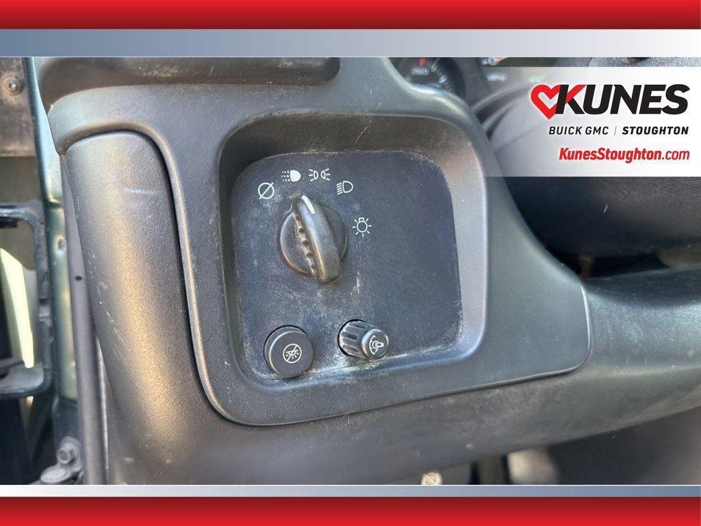 Used 2004 Chevrolet Express 3500 w/ Chrome Appearance Package RWD image 21
