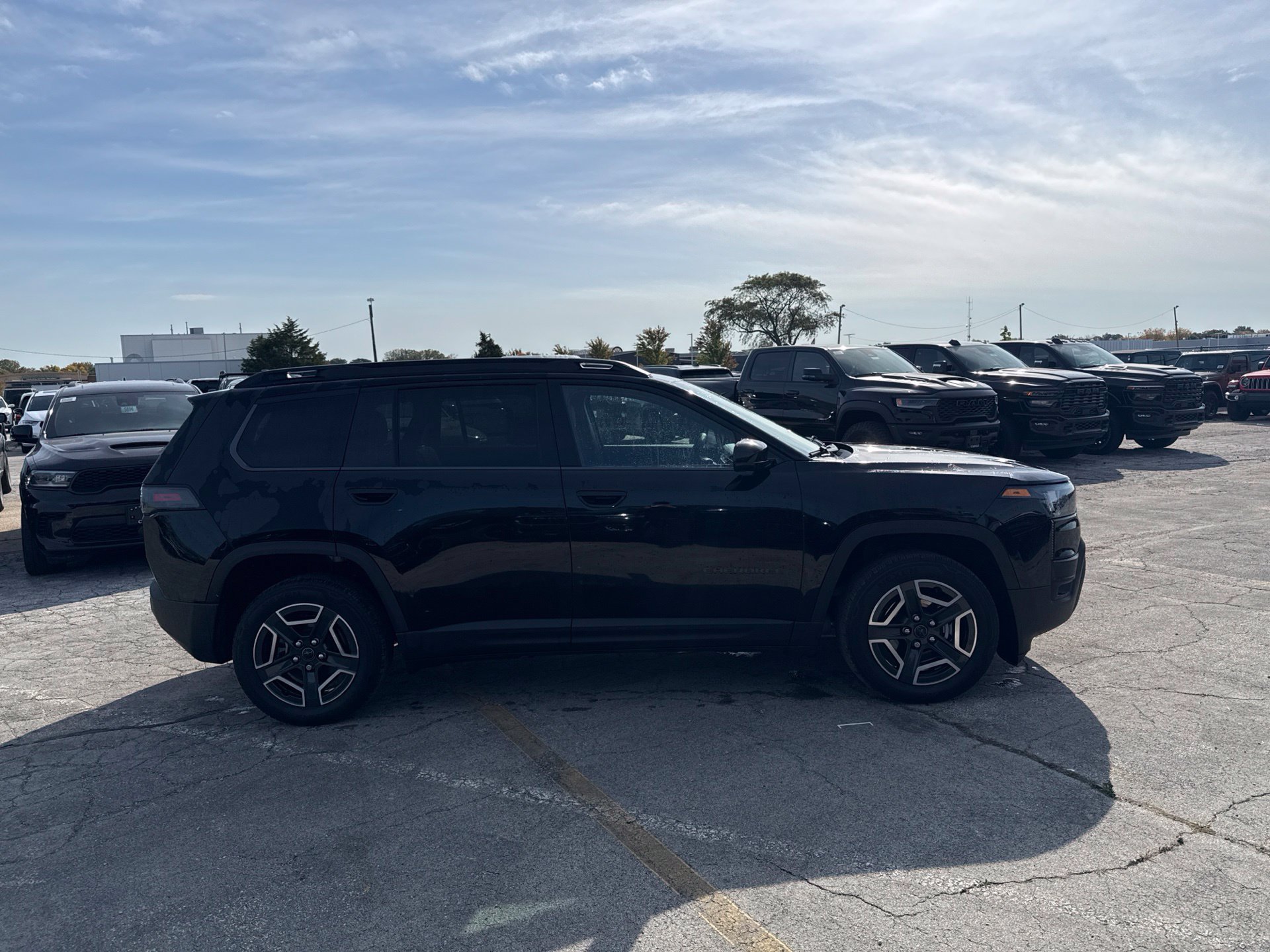 Used 2026 Jeep Cherokee Laredo AWD/4WD image 5