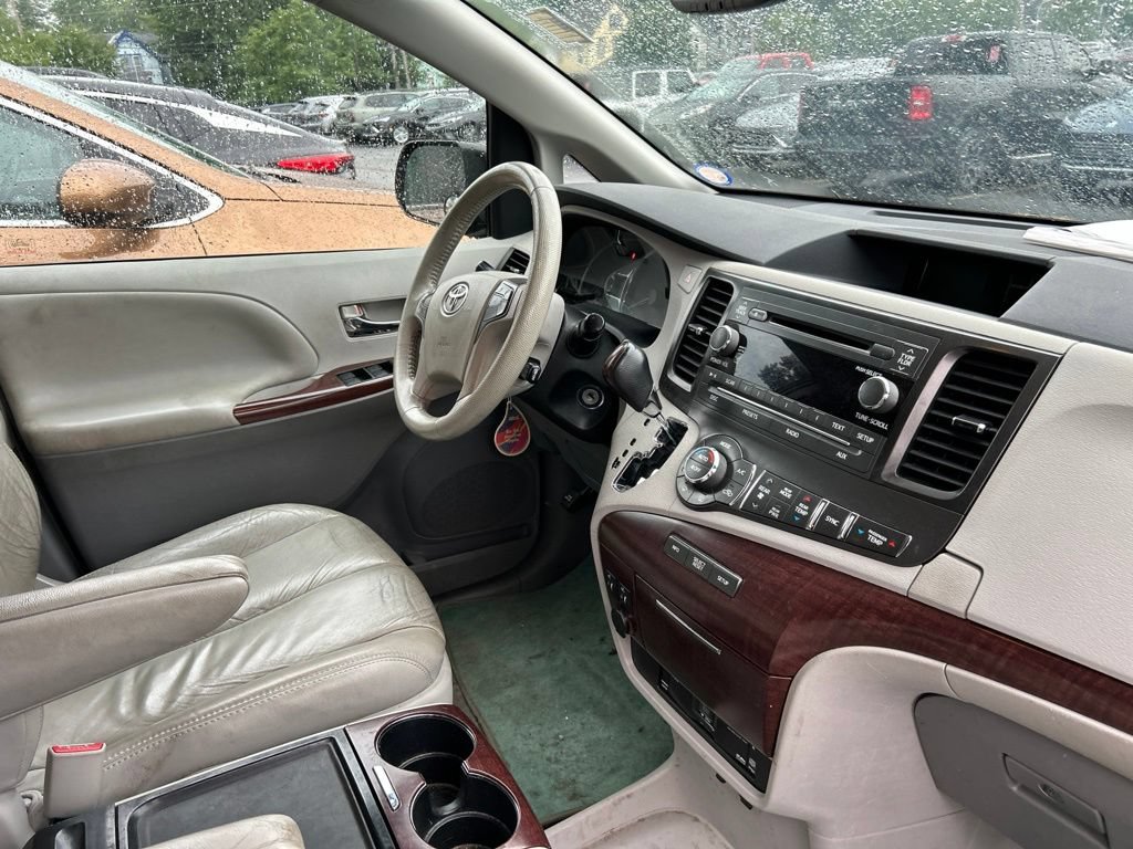 Used 2012 Toyota Sienna XLE w/ Entertainment Pkg FWD image 9
