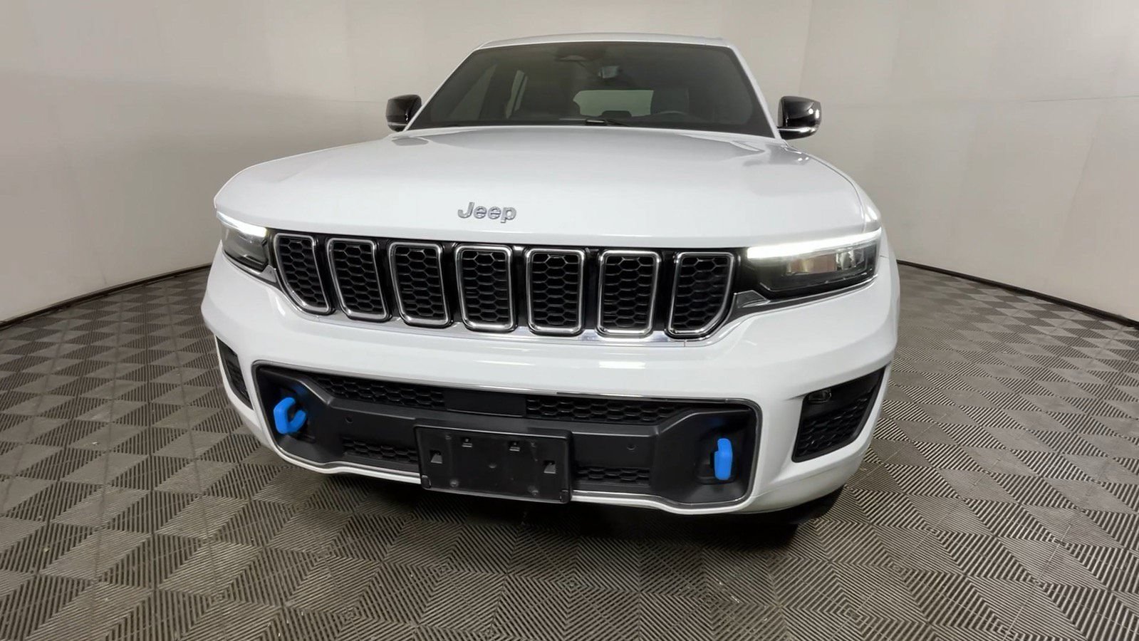 Used 2023 Jeep Grand Cherokee Overland w/ Luxury Tech Group IV AWD/4WD image 12