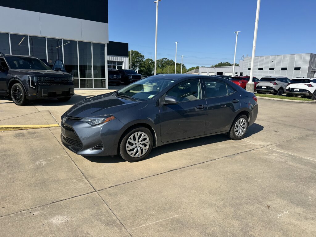 Used 2019 Toyota Corolla LE image 2