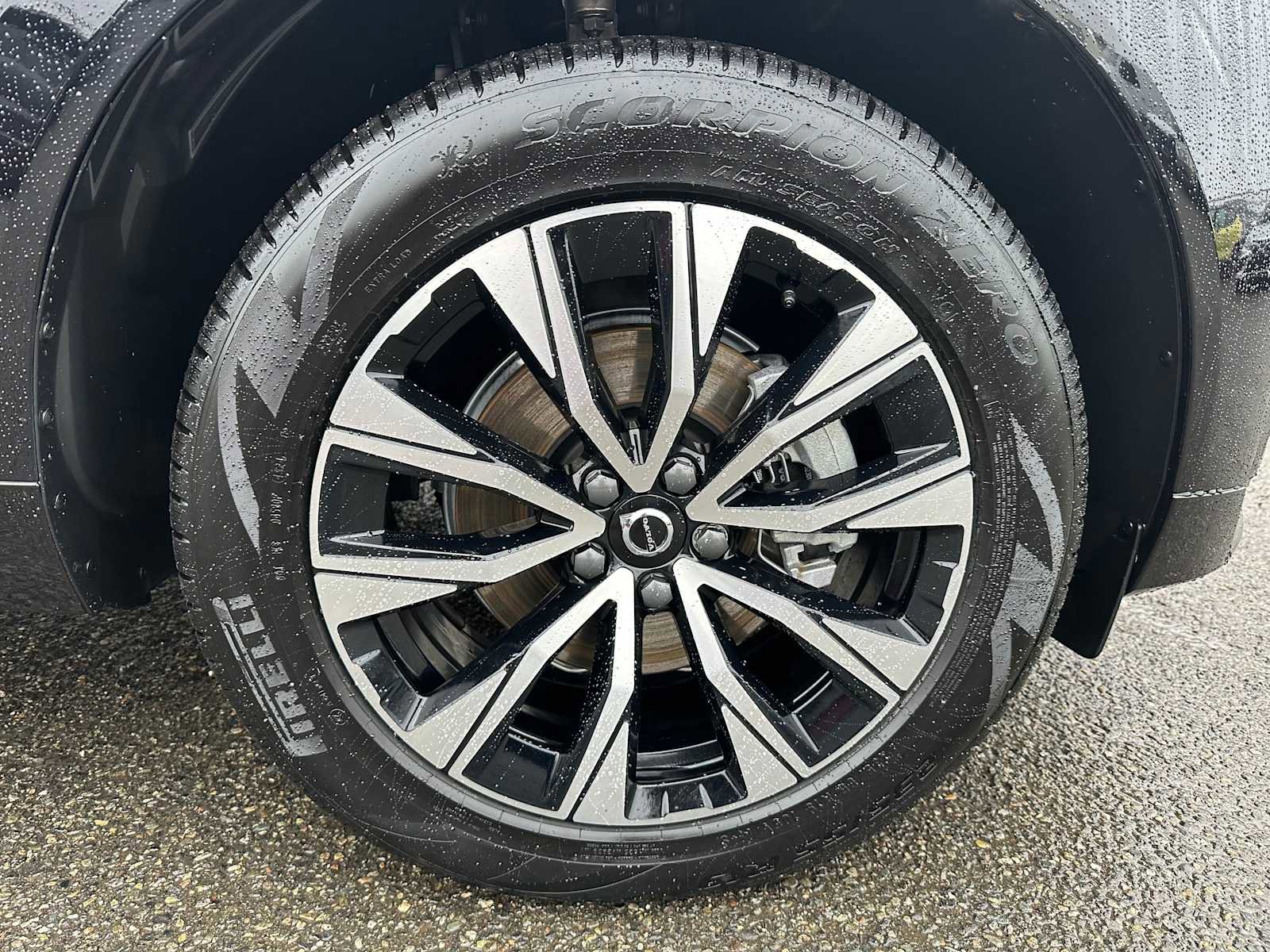 Used 2025 Volvo XC60 B5 Core w/ Protection Package Premier image 9