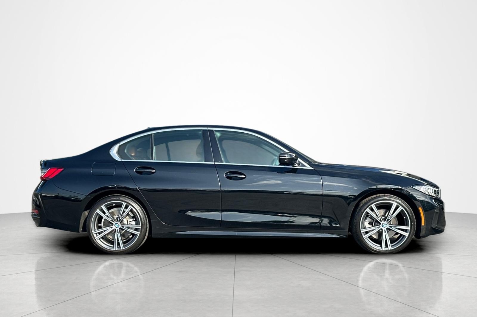 Used 2024 BMW 330i Sedan w/ Convenience Package RWD image 6