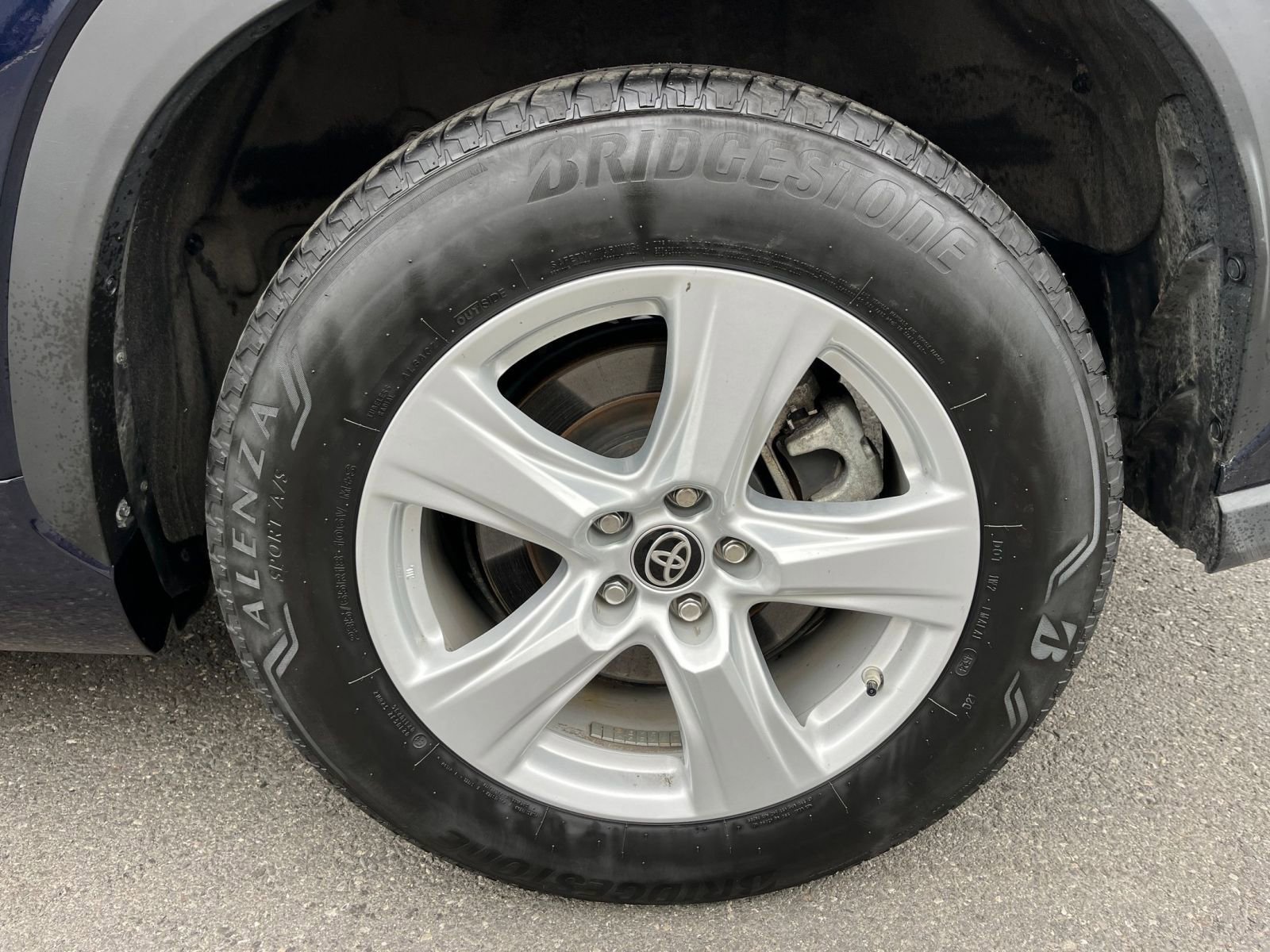 Used 2025 Toyota Highlander LE FWD image 32