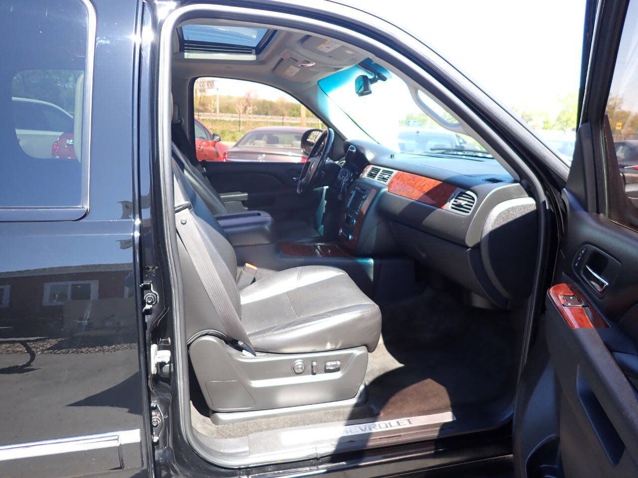 Used 2011 Chevrolet Suburban LTZ AWD/4WD image 9