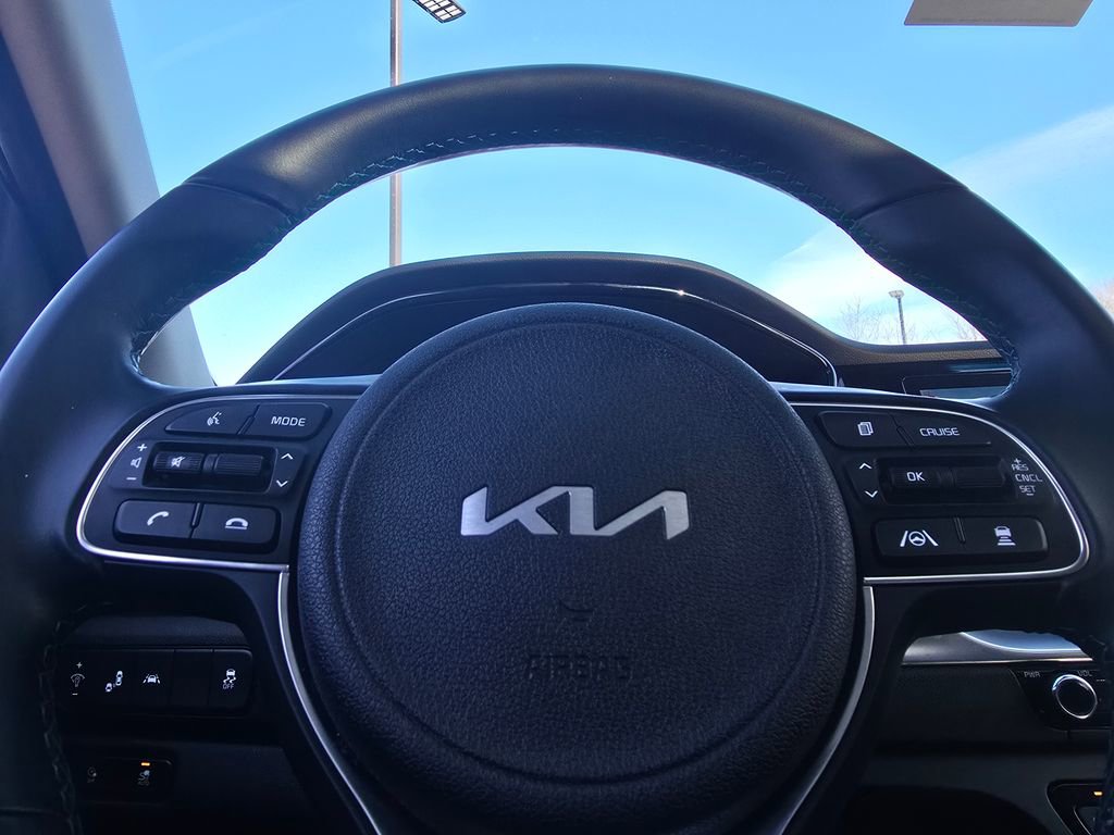 Used 2022 Kia Niro EX Premium image 25