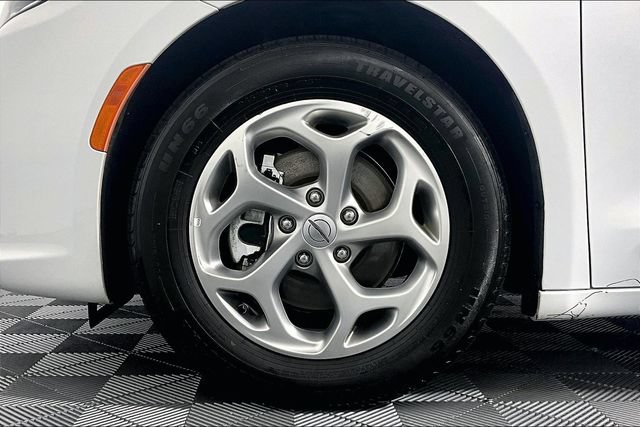 Used 2023 Chrysler Pacifica Limited FWD image 8
