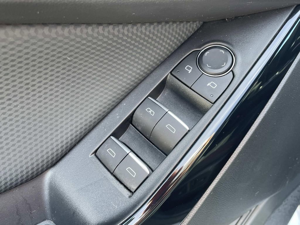 Used 2025 Chevrolet Equinox RS image 16