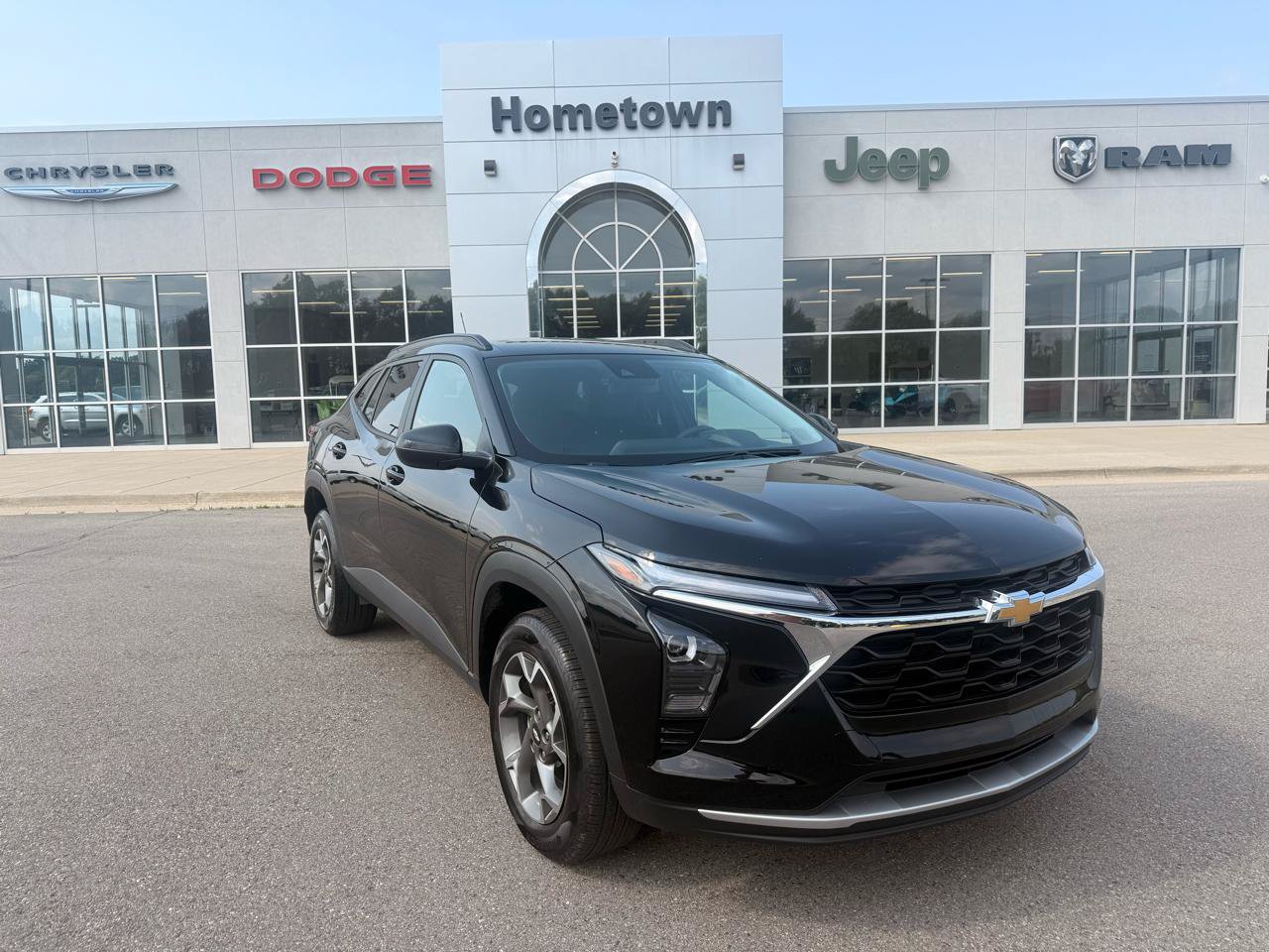Used 2025 Chevrolet Trax LT FWD image 1