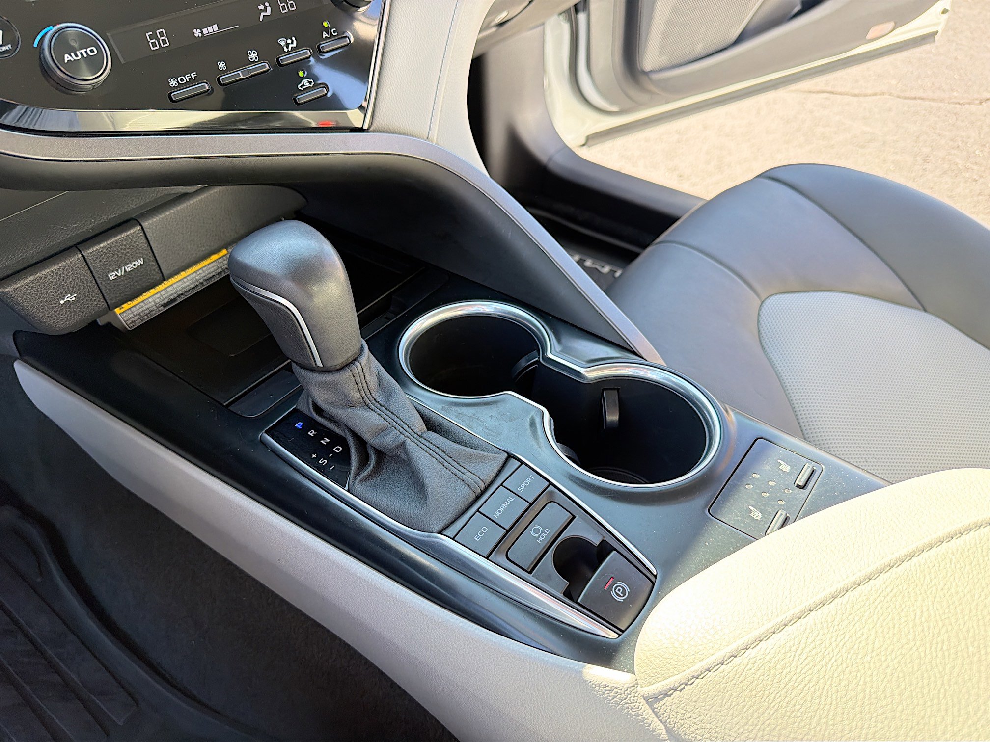 Used 2020 Toyota Camry XLE image 11