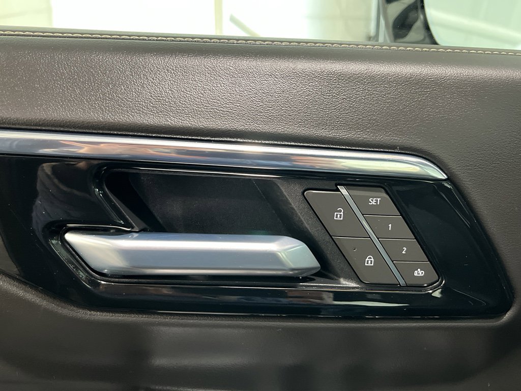 Used 2025 Chevrolet Suburban Premier image 32