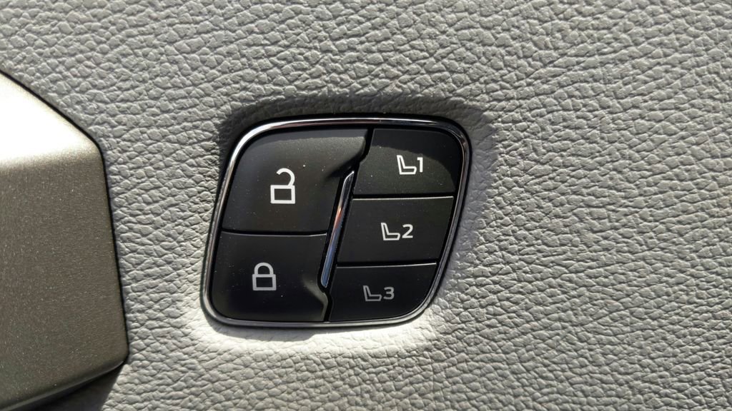 Used 2022 Ford F450 Limited w/ FX4 Off-Road Package image 17