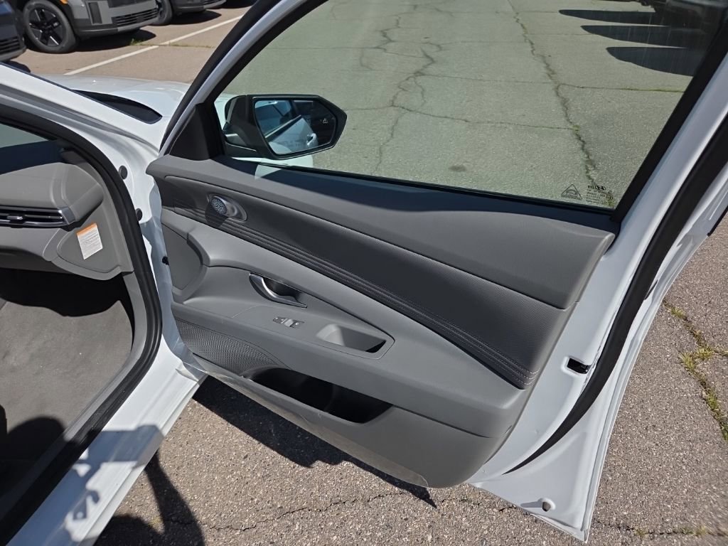 Used 2025 Hyundai Elantra SEL FWD image 27