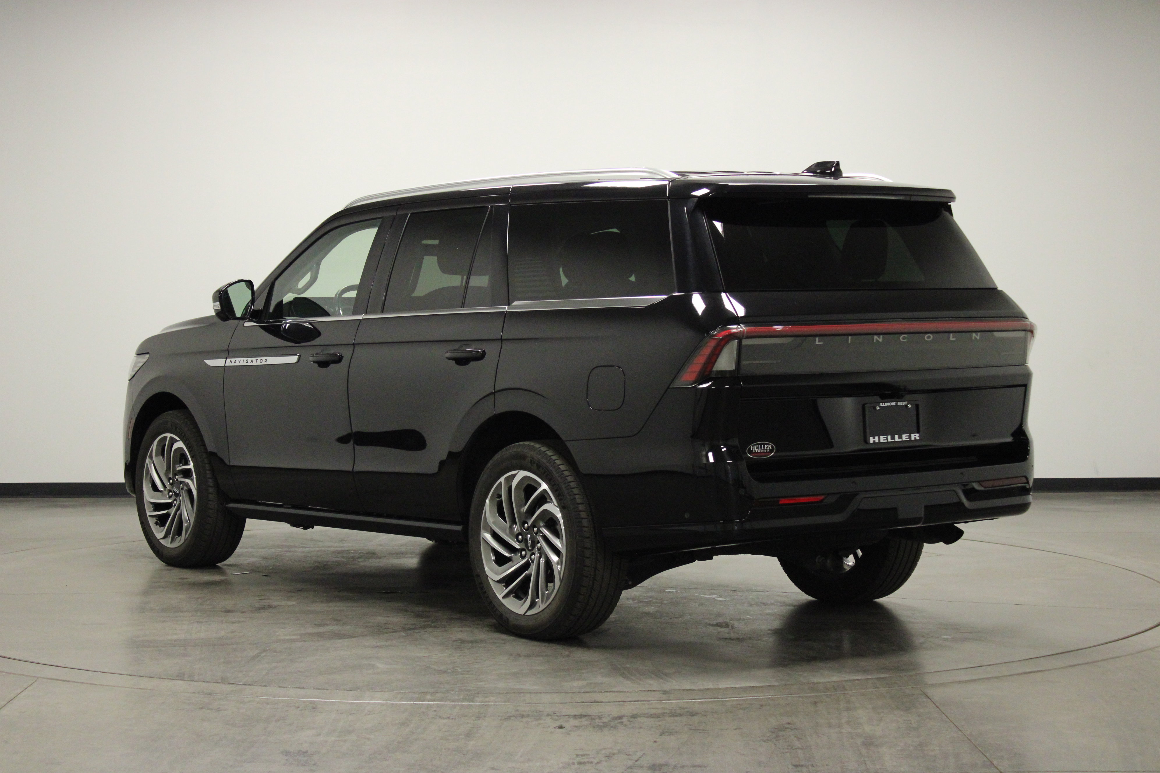 Used 2025 Lincoln Navigator Reserve image 6