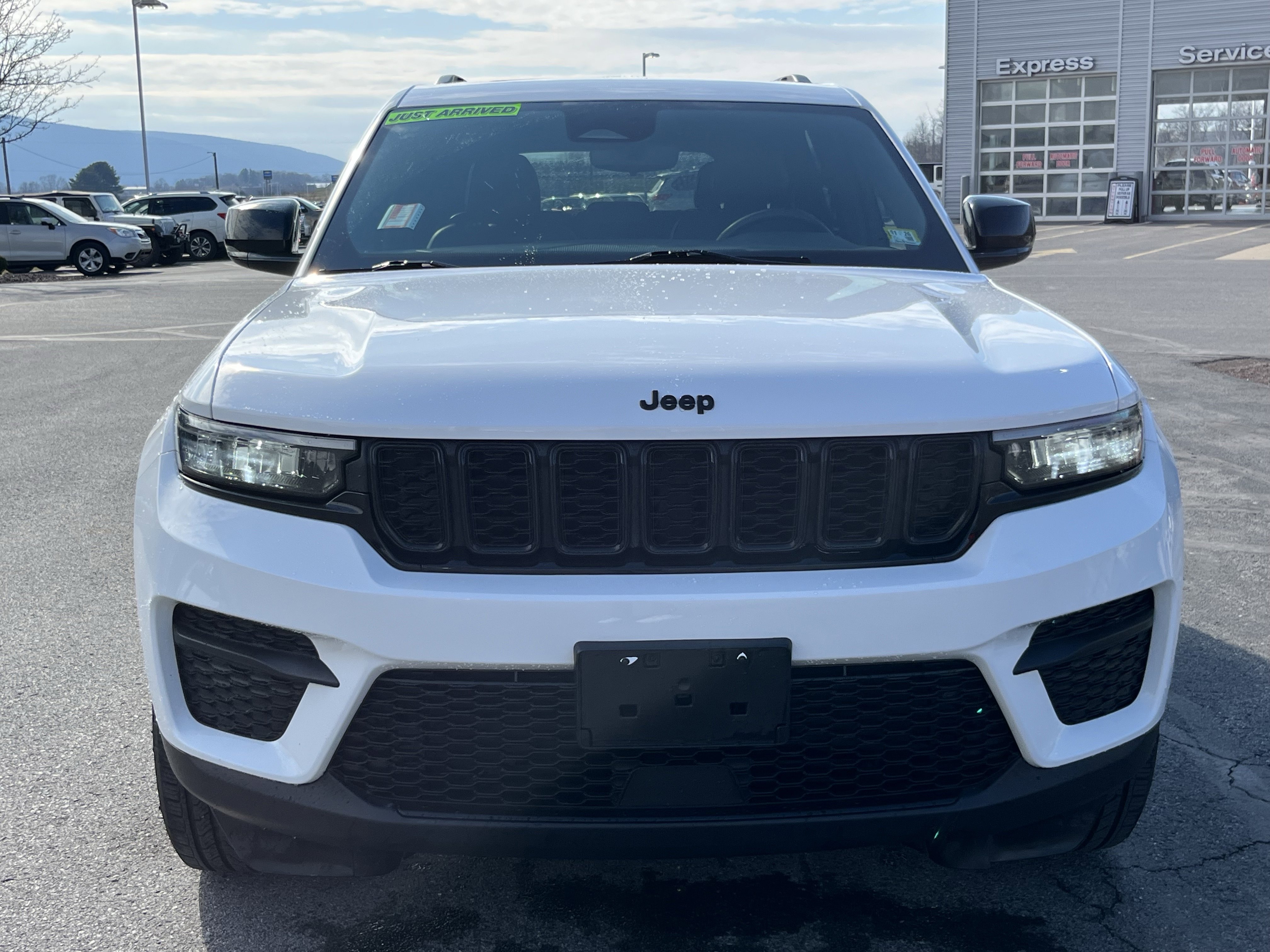 Used 2023 Jeep Grand Cherokee Altitude image 10