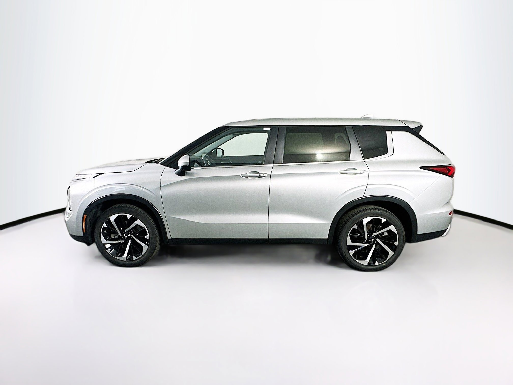 Used 2024 Mitsubishi Outlander SE FWD image 4