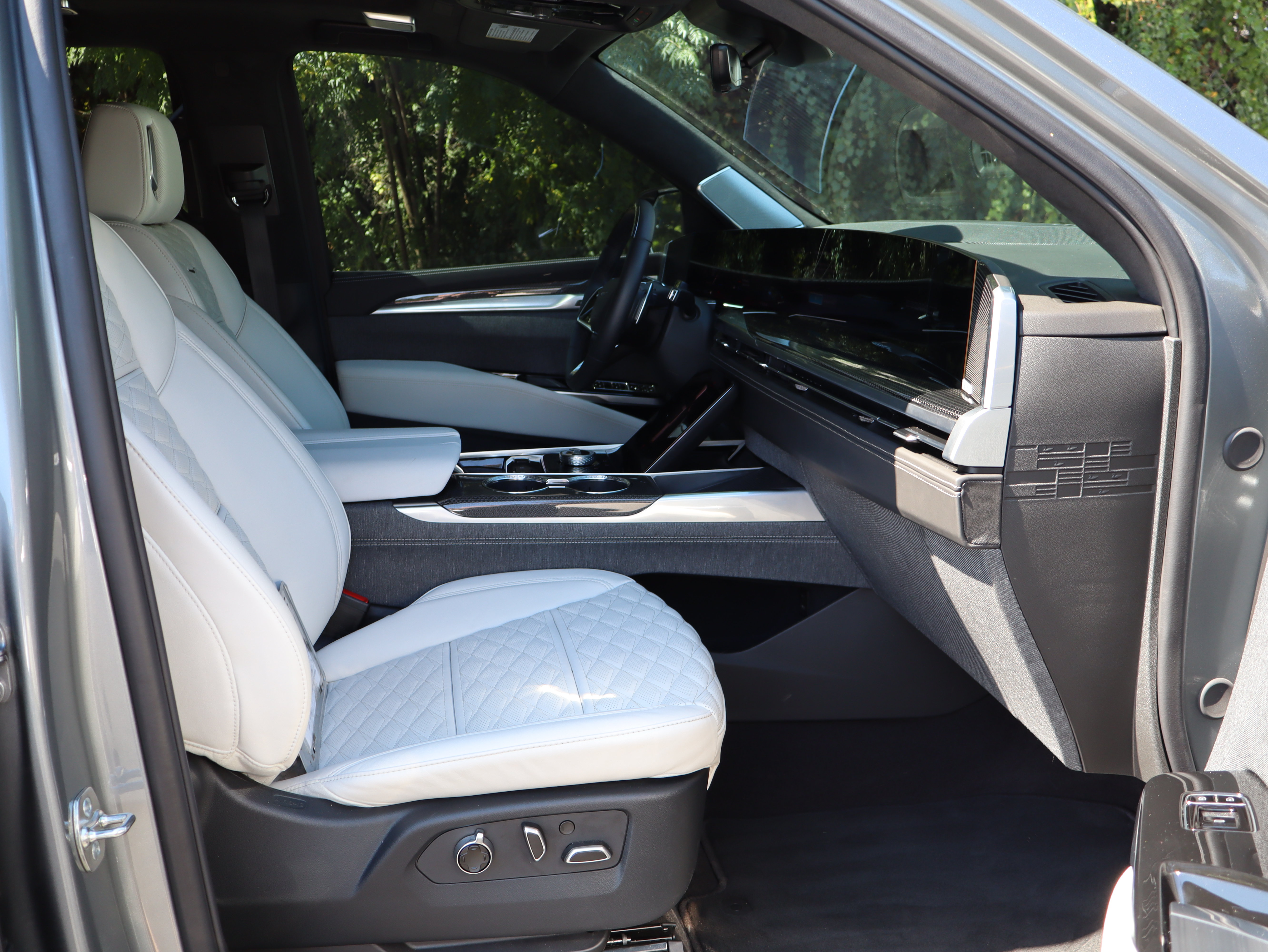 Certified 2026 Cadillac Escalade V AWD/4WD image 40