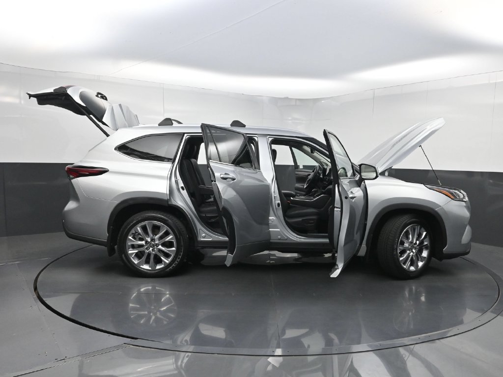 Used 2024 Toyota Highlander Limited AWD/4WD image 39