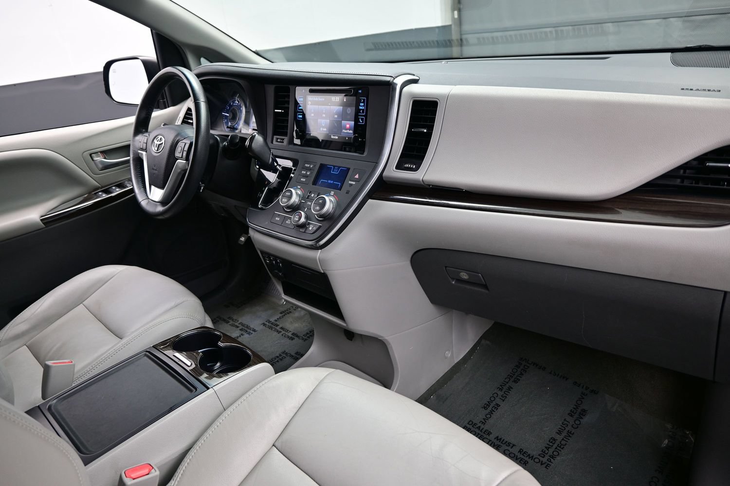 Used 2017 Toyota Sienna XLE w/ XLE Navigation Package FWD image 15