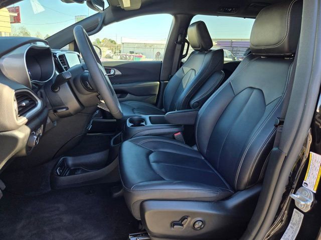 Used 2025 Chrysler Pacifica Select image 23