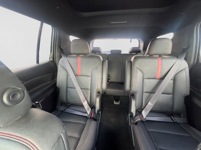 Used 2025 Chevrolet Traverse RS FWD image 19