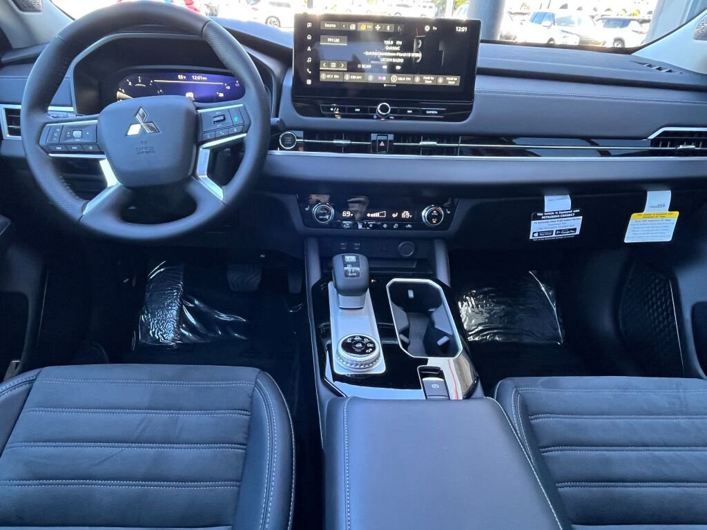 New 2025 Mitsubishi Outlander SE image 19
