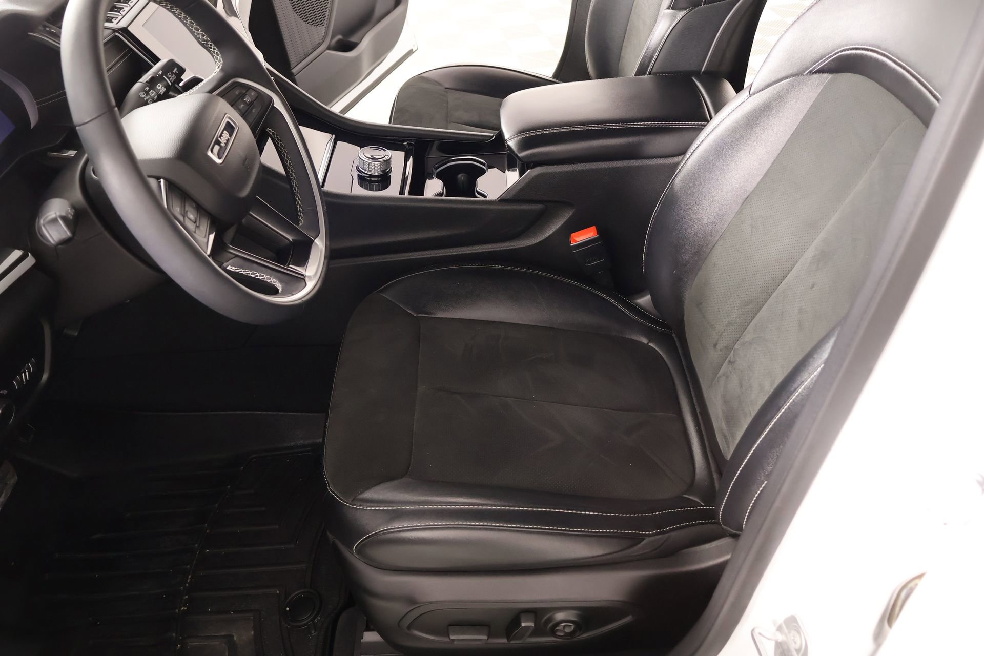 Used 2023 Jeep Grand Cherokee L Laredo image 11